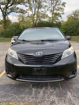 2011 TOYOTA SIENNA LE , 8 Pass V6 - cars & trucks - by owner -... for sale in Glenview, IL