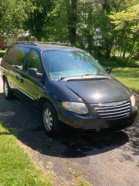 Town and Country 2005 for sale in Martinsville, VA