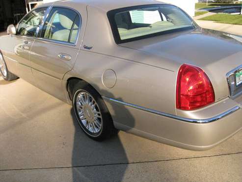 ONE OWNER-2011 LINCOLN TOWN CAR - cars & trucks - by owner - vehicle... for sale in Jonesville, MI