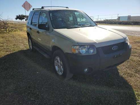 2005 Ford Escape XLT 4WD Low Miles - cars & trucks - by dealer -... for sale in Pflugerville, TX