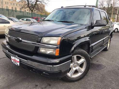 2005 CHEVROLET AVALANCHE - - by dealer - vehicle for sale in Kenosha, WI