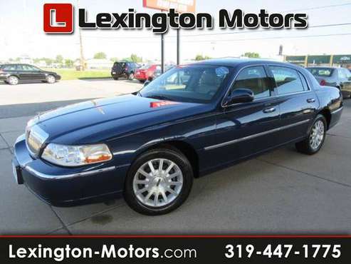 2007 Lincoln Town Car Signature - cars & trucks - by dealer -... for sale in Marion, IA