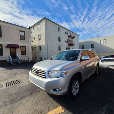 Good 2010 Toyota Highlander - cars & trucks - by owner - vehicle... for sale in Elmsford, NY
