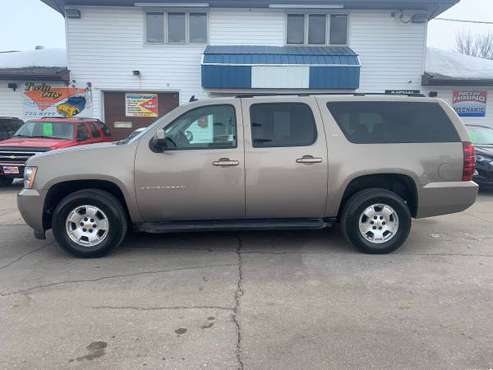 ★★★ 2007 Chevrolet Suburban LT 4x4 / 3rd Row Seating! ★★★ - cars &... for sale in Grand Forks, ND