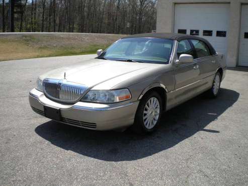 Lincoln Town Car Signature Luxury Sedan 97K miles 1 Year Warranty for sale in Hampstead, MA