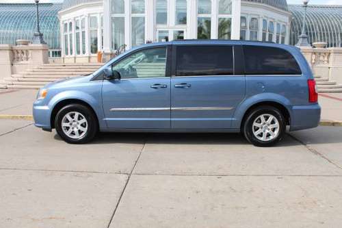 ** 2011 CHRYSLER TOWN AND COUNTRY L ** FINANCING ** - cars & trucks... for sale in Saint Paul, MN