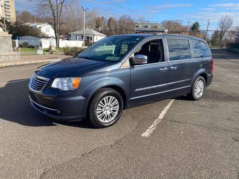 2013 Chrysler Town Country 4dr Wgn Touring-L -EASY FINANCING... for sale in Bridgeport, CT