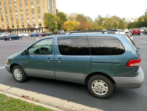 2002 toyota sienna van LE for sale in Platine, IL