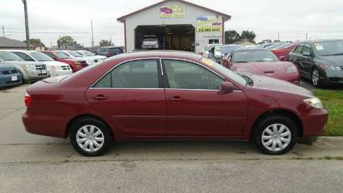 2005 toyota camry 4 cylinder 72,000 miles $5300 for sale in Waterloo, IA