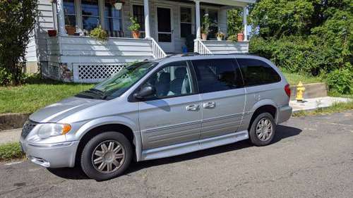 2007 Chrysler Town and Country Fully Handicap Equipped - cars & for sale in Danbury, NY