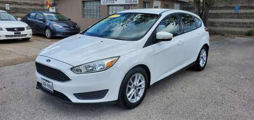 2015 FORD FOCUS SE HATCHBACK **CLEAN CARFAX** 106K - cars & trucks -... for sale in Dallas, TX