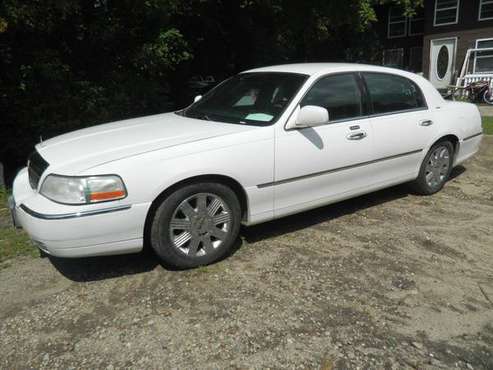2004 Lincoln Town car - cars & trucks - by owner - vehicle... for sale in Ronkonkoma, NY