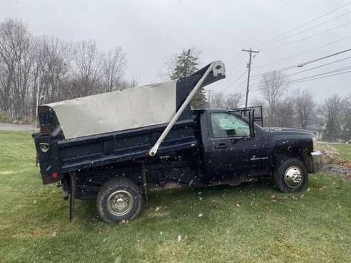 2006 chevy 1Ton 3500 dump truck for sale in Toledo, OH