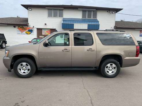 2007 Chevrolet Suburban LT 4x4/3rd Row Seating! - cars & for sale in Grand Forks, ND