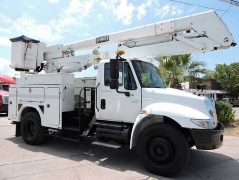 2005 INTERNATIONAL 4300 CRANE TRUCK,UTILITY with for sale in Grand Prairie, TX