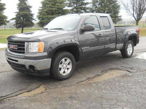 2011 GMC SIERRA! SLE! 4X4! Z-71. SUPER CLEAN! NO RUST! PRICED... for sale in Hubbard, OH