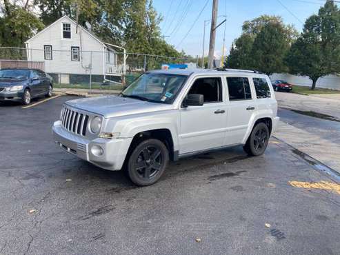 2008 JEEP PATRIOT STICK SHIFT LEATHER NAVIGATION 4x4 - cars & trucks... for sale in Chicago, IL