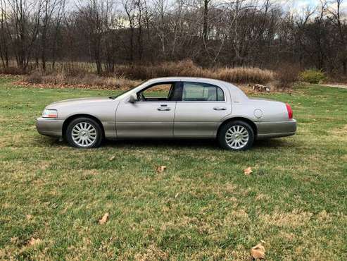 Lincoln town car. 2003 - cars & trucks - by owner - vehicle... for sale in New London, MO