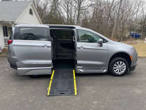 2019 Chrysler Pacifica Wheelchair Van BraunAbility Touring L - cars for sale in Brookfield, NY