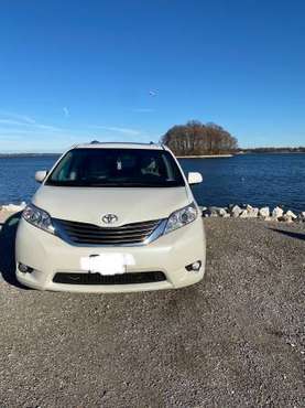 Toyota Sienna 2017 for sale in Springfield, IL