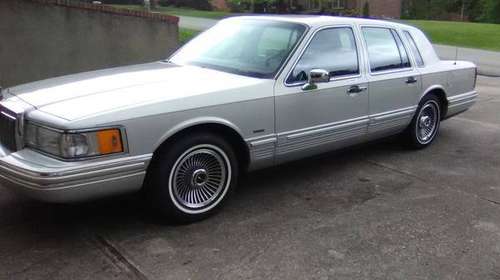 LINCOLN TOWN CAR...LIKE NEW CONDITION - cars & trucks - by owner -... for sale in Prospect, KY