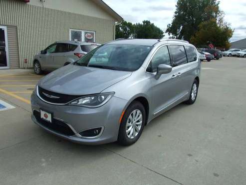 2018 Chrysler Pacifica Touring L - One owner - leather loaded!!! for sale in Vinton, IA
