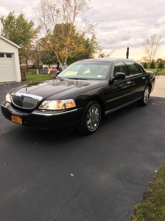 2004 LINCOLN TOWN CAR ULTIMATE for sale in Buffalo, NY – photo 3