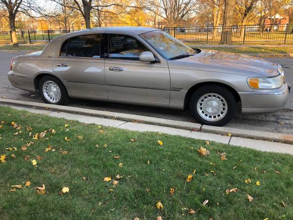 2001 LINCOLN TOWN CAR EXECUTIVE - cars & trucks - by owner - vehicle... for sale in Chicago, IL – photo 6