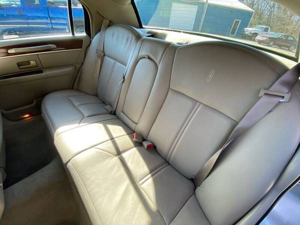 2004 LINCOLN TOWN CAR ***69,000 MILES***NO ACCIDENT LUXURY SEDAN... for sale in VALLLEY FALLS, KS – photo 15