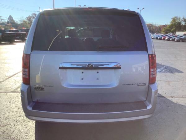 Accident Free! 2010 Chrysler Town & Country! 3rd Row! - cars &... for sale in Ortonville, OH – photo 4
