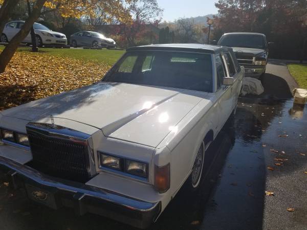 1989 Lincoln Towncar - cars & trucks - by owner - vehicle automotive... for sale in Bethlehem, PA – photo 2