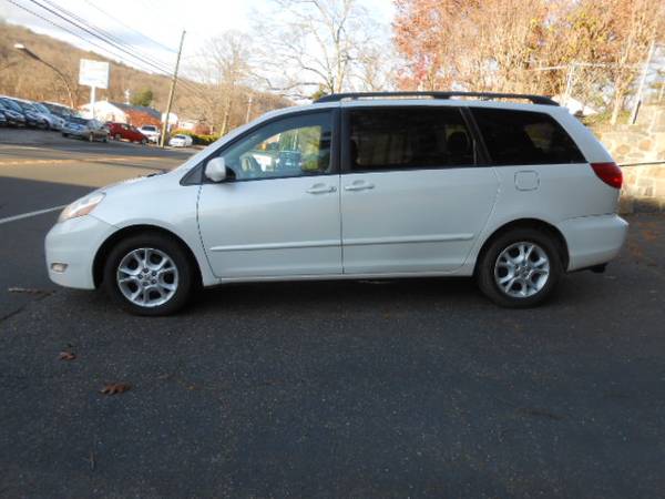 2006 Toyota Sienna XLE 3rd Row Leather Carfax Report w/Service... for sale in Seymour, NY – photo 2