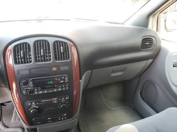 2005 Chrysler Town & Country for sale in Mineola, NY – photo 14