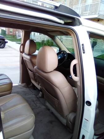 2007 Hyundai Entourage Minivan Leather Interior Fully Loaded - cars for sale in Johnston, IA – photo 6