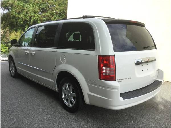 2010 Chrysler Town & Country Touring*BASEBALL MOM APPROVED!*CALL NOW!* for sale in Hickory, NC – photo 9