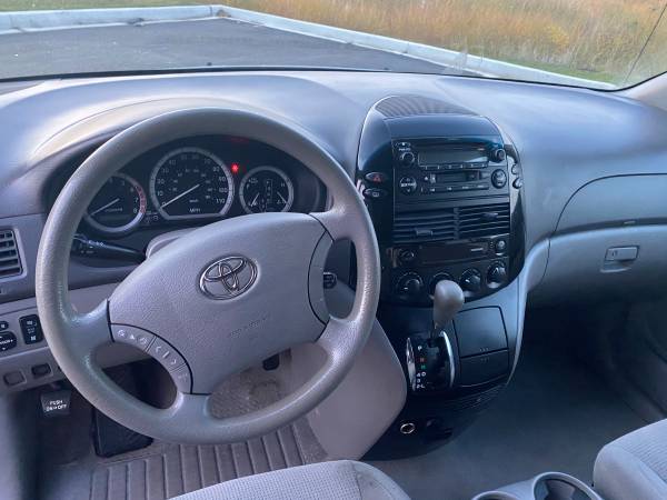 2004 Toyota Sienna CLEAN - cars & trucks - by owner - vehicle... for sale in Lake Bluff, IL – photo 11