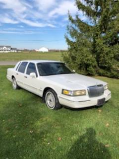 1995 Lincoln Town Car Signature Series - cars & trucks - by owner -... for sale in Carleton, MI – photo 2