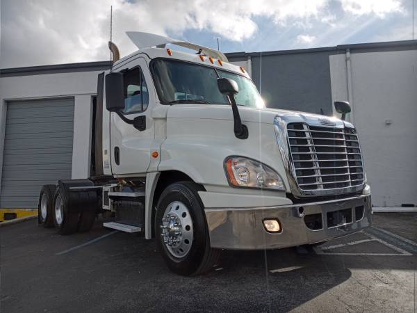 2015 FREIGHTLINER CASCADIA-DAY CAB - cars & trucks - by dealer -... for sale in Miami, FL – photo 3
