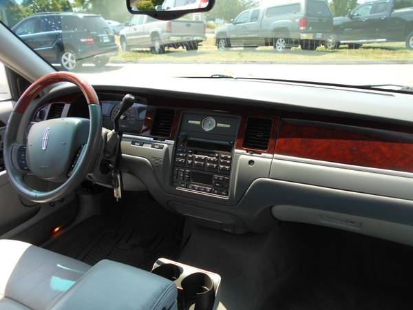 2005 Lincoln Town Car Limited for sale in East Windsor, MA – photo 2