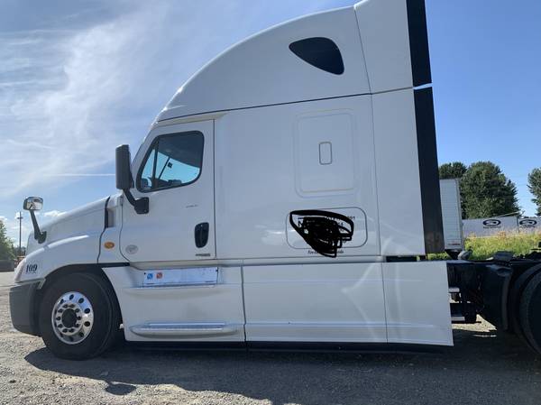 Semi truck for sale in Renton, WA – photo 2