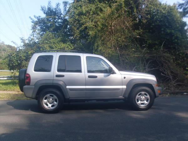 2005 JEEP LIBERTY LOOKS NICE RUNS 100% - cars & trucks - by owner -... for sale in Ocean Beach, NY – photo 4