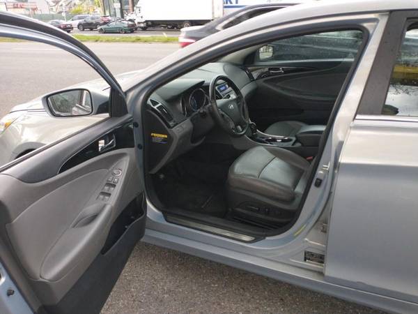 2013 Hyundai Sonata 4dr Sdn 2 4L Auto Limited PZEV 15 Sentras in for sale in Elmont, NY – photo 9