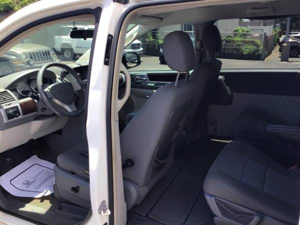 2010 Chrysler Town & Country 4dr Wgn Touring - - by for sale in Kahului, HI – photo 13