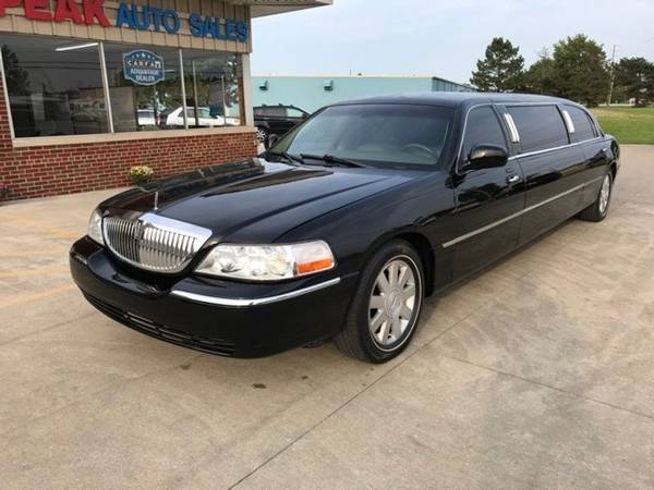 2003 *Lincoln* *Town* *Car* *Executive* - cars & trucks - by dealer... for sale in Medina, OH – photo 2