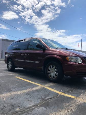 2007 Chrysler Town & Country TOURING RUNS LIKE NEW for sale in milwaukee, WI – photo 2