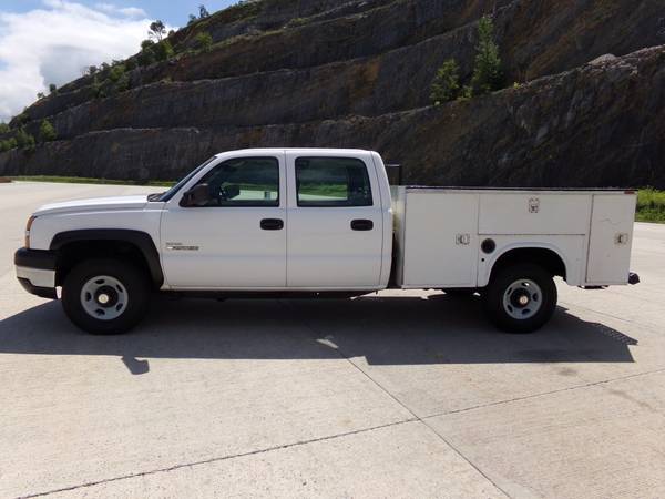 2006 Chevy 2500HD Diesel/4x4 8' Service Truck for sale in Medley, District Of Columbia – photo 2