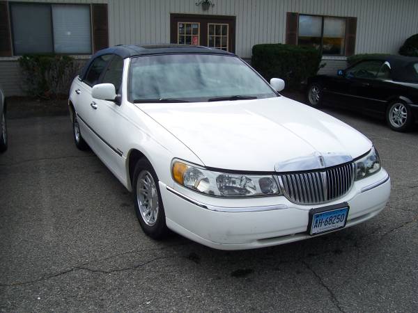 2000 LINCOLN TOWN CAR SIGNATURE - cars & trucks - by owner - vehicle... for sale in New Milford, CT – photo 2