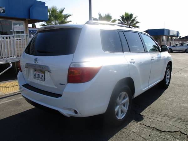 2010 Toyota Highlander 4WD - LEATHER SEATS - ROOF RAILS - RECENTLY... for sale in Sacramento , CA – photo 3
