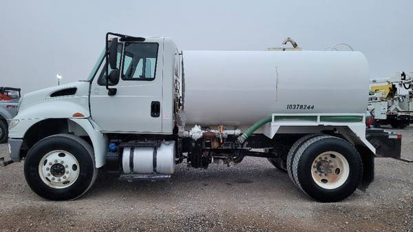 2015 International 4300 Cummins 2000 Gallon Water Tank Truck Sprayer for sale in Oklahoma City, OK – photo 9