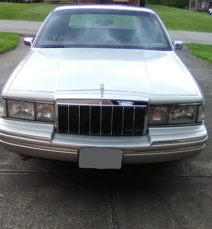 LINCOLN TOWN CAR...LIKE NEW CONDITION - cars & trucks - by owner -... for sale in Prospect, KY – photo 4